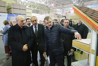 Александр Лукашенко во время посещения предприятия "Кроноспан ОСБ"